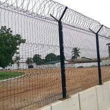 wire mesh fence up